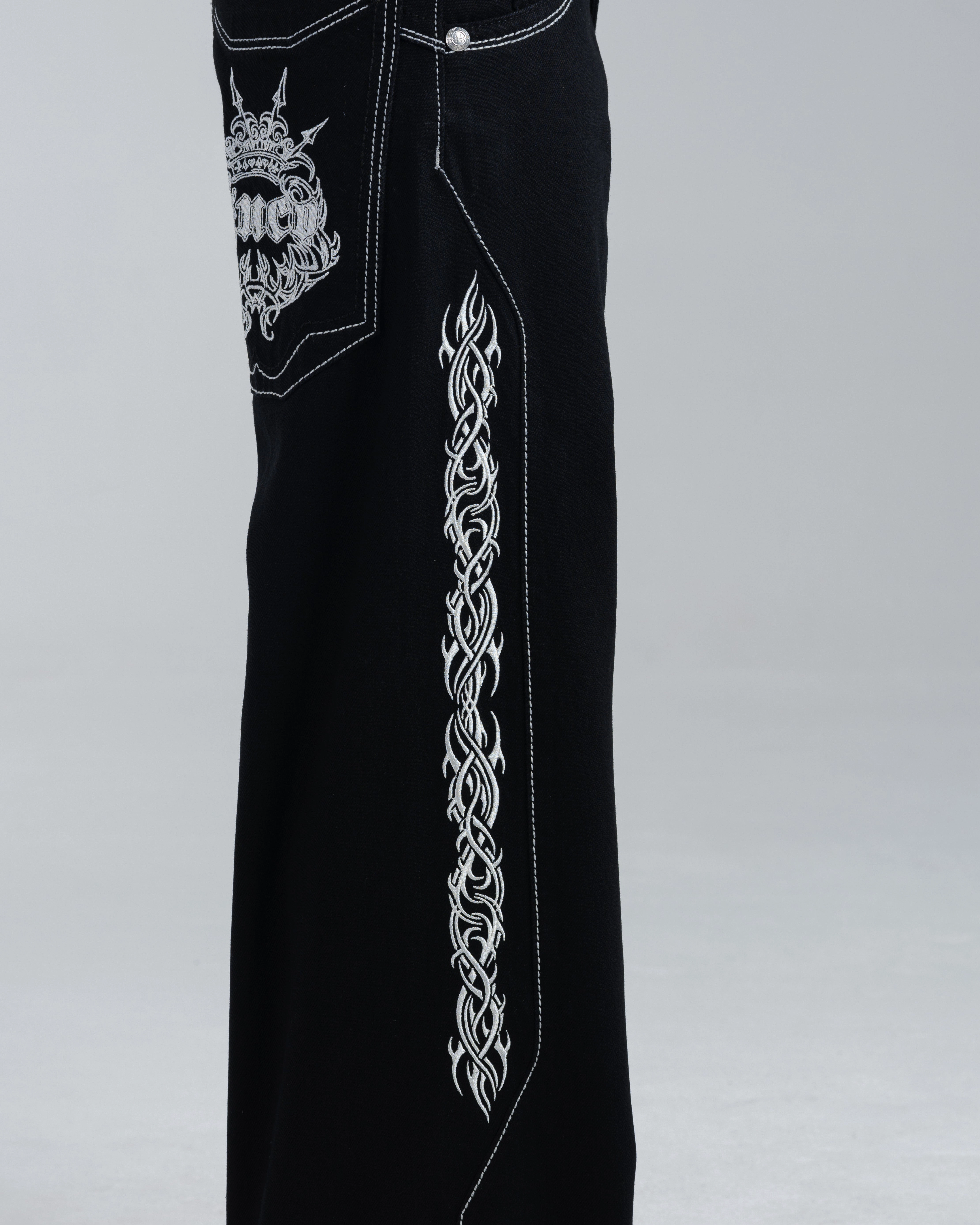 W Majestik. 23". Jet Black.